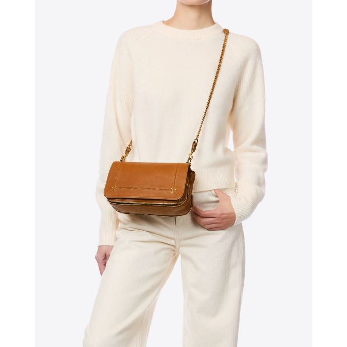 Sac Bobi Jérôme Dreyfuss en cuir d'agneau camel, porté croisé.