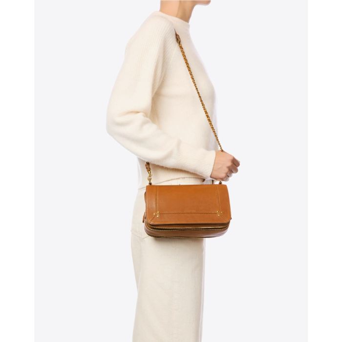 Sac Bobi Jérôme Dreyfuss en cuir d'agneau camel, porté à l'épaule.