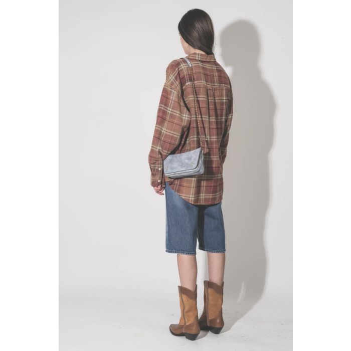 Sac Bobi S Jérôme Dreyfuss en cuir suédé effet jean délavé, porté de dos à l'épaule.