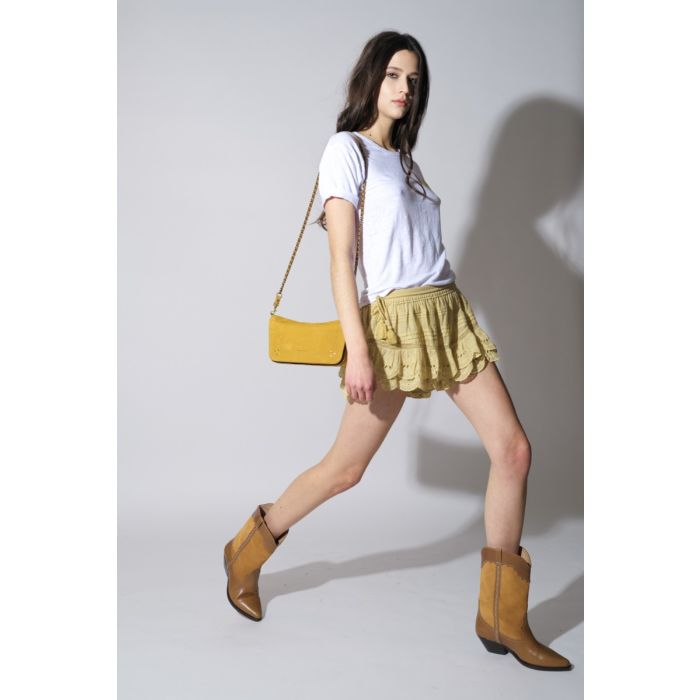 Sac Bobi S Jérôme Dreyfuss en cuir de taurillon imprimé croco moutarde, porté à l'épaule avec un tee-shirt en lin blanc Isabel Marant Étoile.