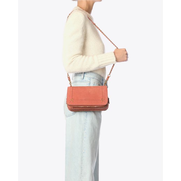 Sac Bobi Jérôme Dreyfuss en cuir imprimé croco terracotta. Vue porté épaule 