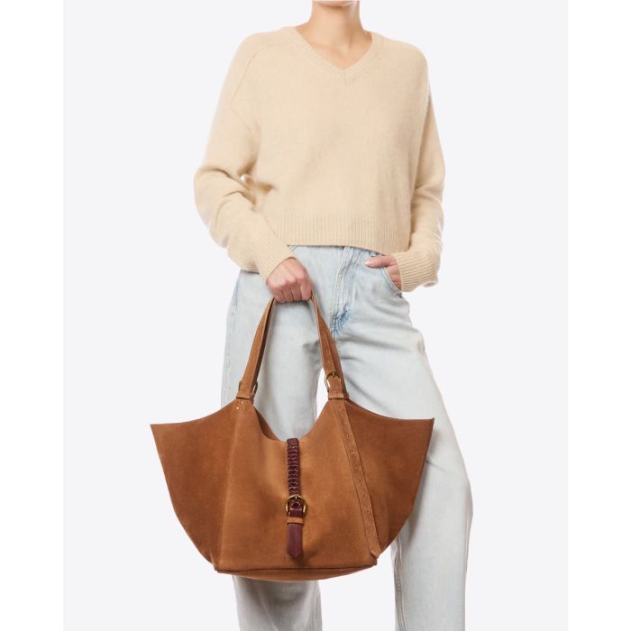 Sac cabas Joseph M Jérôme Dreyfuss en cuir suédé caramel, porté de face à la main.