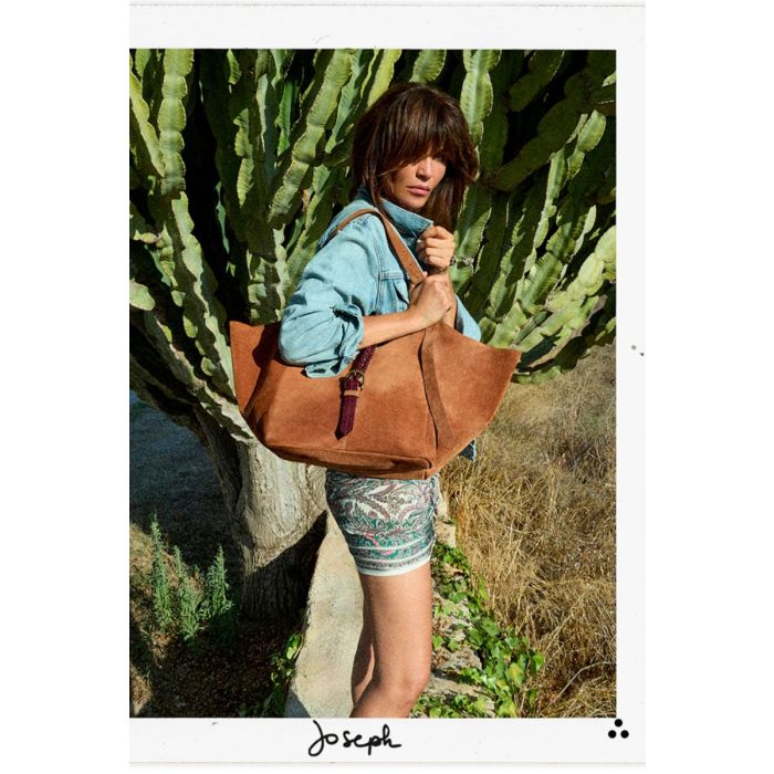 Sac cabas Joseph M Jérôme Dreyfuss en cuir suédé caramel, porté par Helena Christensen photographiée par Germain Chauveau.