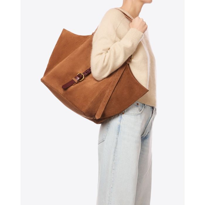 Sac cabas Joseph M Jérôme Dreyfuss en cuir suédé caramel, porté à l'épaule.