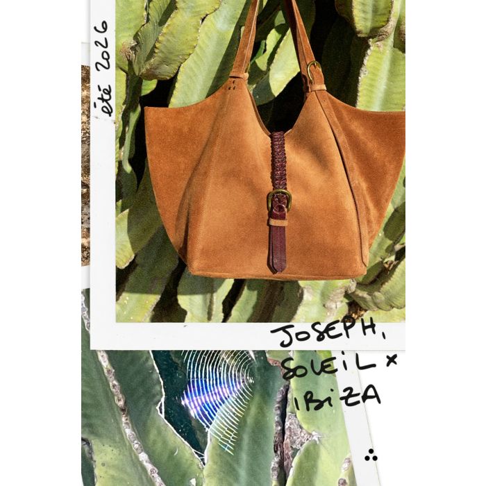 Sac cabas Joseph S Jérôme Dreyfuss en cuir suédé caramel. Vue de face photographié par Germain Chauveau à Ibiza.