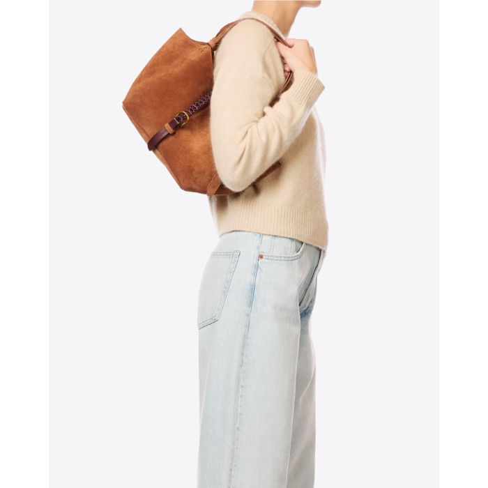 Sac cabas Joseph S Jérôme Dreyfuss en cuir suédé caramel, porté à l'épaule.