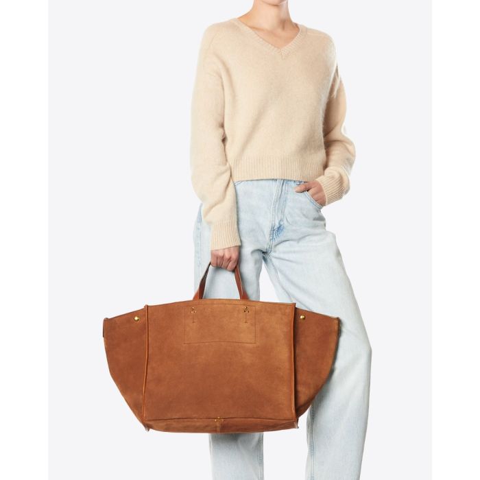 Cabas Léon L Jérôme Dreyfuss en cuir suédé caramel, porté à la main.