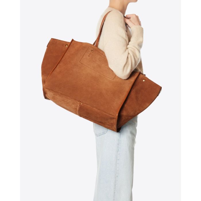 Cabas Léon L Jérôme Dreyfuss en cuir suédé caramel, porté à l'épaule.