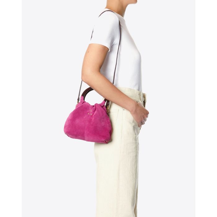 Sac bourse Gordi S Jérôme Dreyfuss en cuir suédé rose orchidée porté à l'épaule.