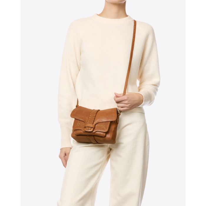 Sac Harry S Jérôme Dreyfuss en cuir camel, porté croisé.