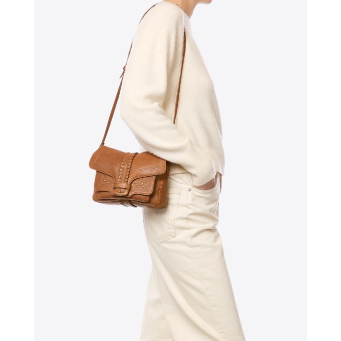 Sac Harry S Jérôme Dreyfuss en cuir camel, porté à l'épaule.