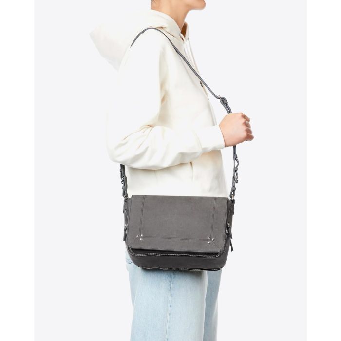 Sac besace Igor Jérôme Dreyfuss en cuir anthracite. Porté à l'épaule avec la bandoulière 