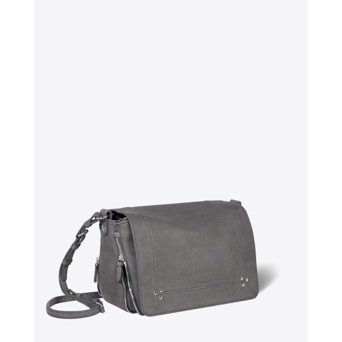 Sac besace Igor Jérôme Dreyfuss en cuir anthracite. Vue trois quart. 
