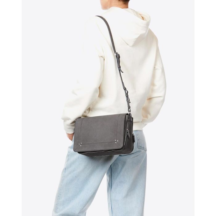 Sac besace Igor Jérôme Dreyfuss en cuir anthracite. Vue dos porté à l'épaule avec bandoulière. 