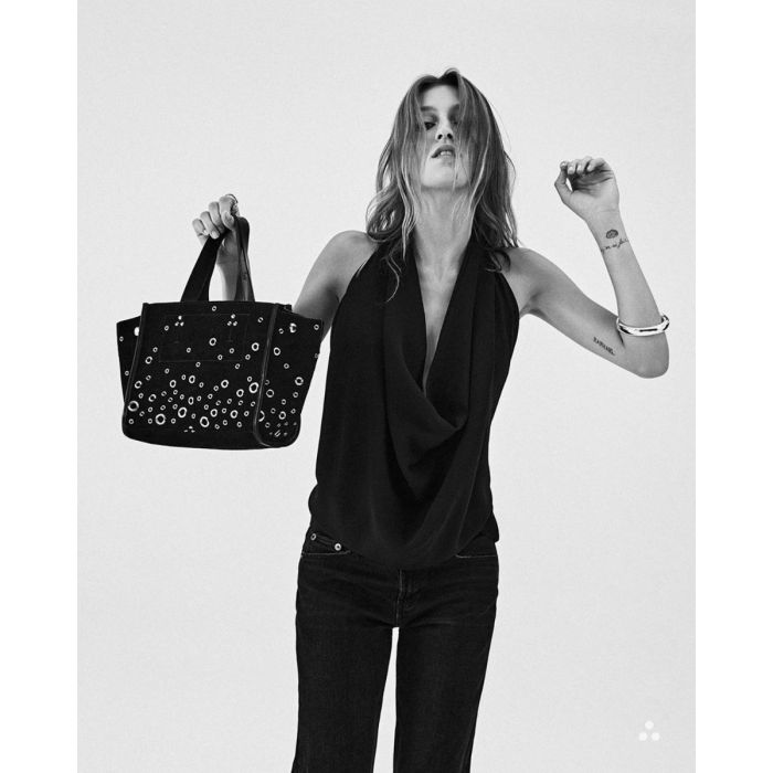 Sac mini-cabas Léon S Jérôme Dreyfuss en cuir suédé noir avec des incrustations d'oeillets en métal argenté. Photo noir et blanc.