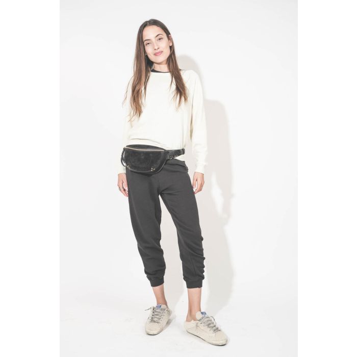 Sac banane en cuir chèvre grainé noir Lino Jérôme Dreyfuss. Porté avec un sweat-shirt écru Shrunken The Great et un pantalon de jogging court noir The Great. Sneakers Super Star sabot en Shearling écru Golden Goose.