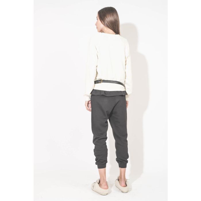 Sac banane en cuir chèvre grainé noir Lino Jérôme Dreyfuss. Porté de dos avec un sweat-shirt écru Shrunken The Great et un pantalon de jogging court noir The Great. Sneakers Super Star sabot en Shearling écru Golden Goose.