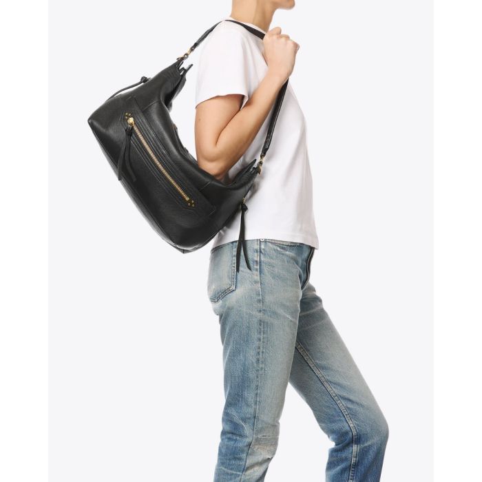 Sac Lucky Hobo Large Jérôme Dreyfuss en cuir de buffle noir brass, porté épaule avec l'anse courte.