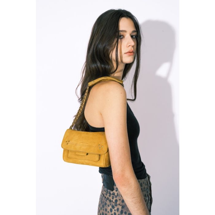 Sac Lulu S Jérôme Dreyfuss en cuir de taurillon imprimé croco moutarde, porté court à l'épaule avec un débardeur noir Isabel Marant Étoile et une mini-jupe léopard Mikuta.