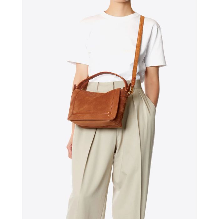 Sac Pepito M Jérôme Dreyfuss en cuir suédé caramel porté croisé.