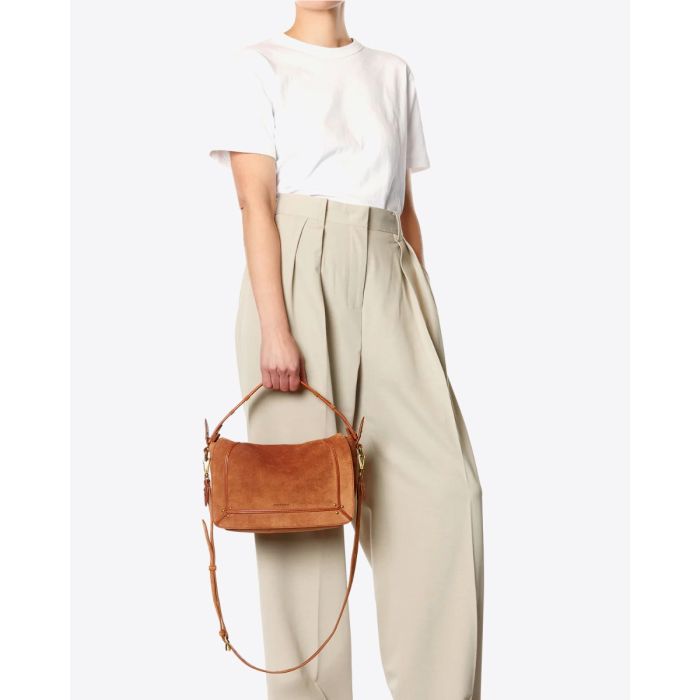 Sac Pepito M Jérôme Dreyfuss en cuir suédé caramel porté main.