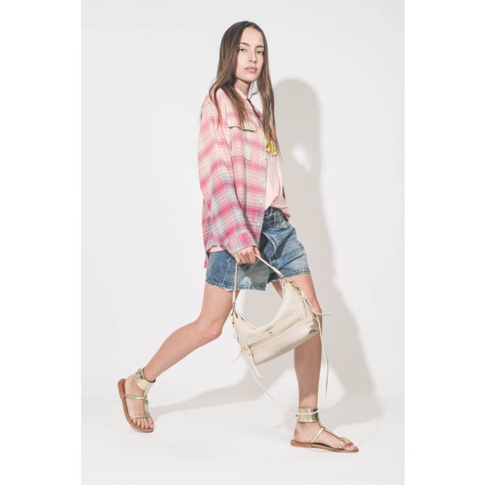 Sandales entre-doigt bracelet large cheville en cuir lamé doré Metyl Champan Caravelle K.Jacques ST Tropez porté avec un short Crossover en denim bleu ciel.