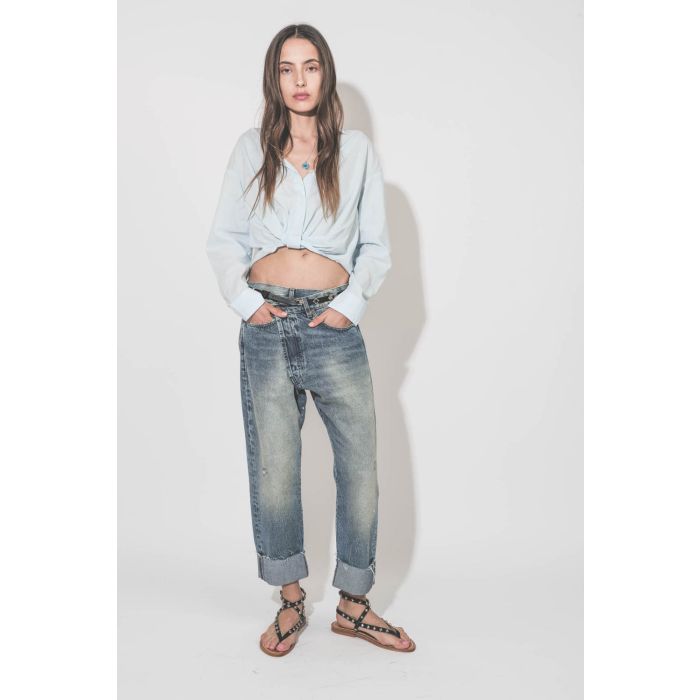 Sandales plates cloutées en cuir noir Deltapyr K.Jacques St Tropez. Porté de face avec un jean Croosover R13 denim. 