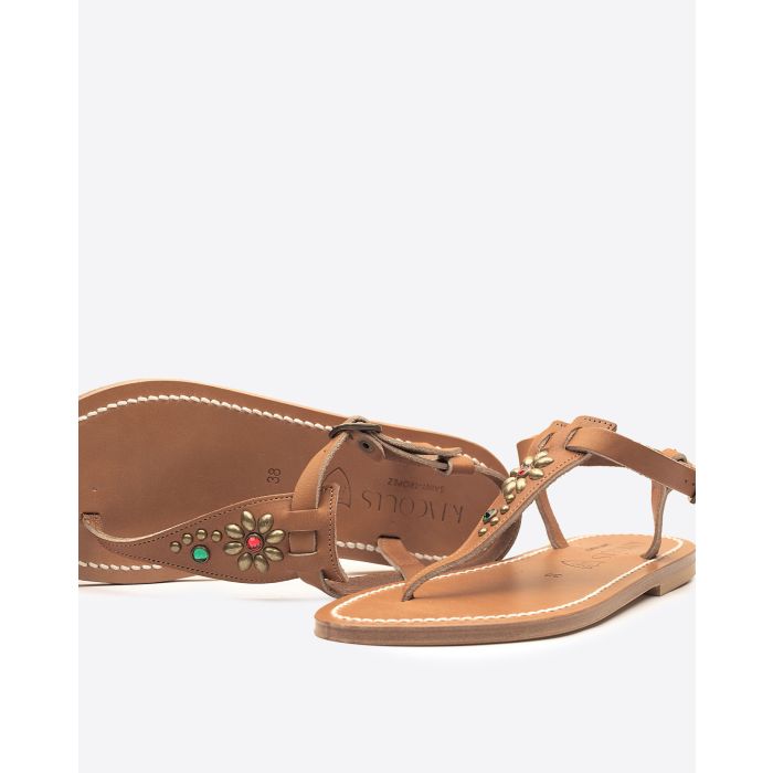 Sandales Coriolan K.Jacques x HTC en cuir noir, ornées de clous métalliques argentés et de pierres colorées formant une fleur, fabrication artisanale française. Détail des clous et pierres.