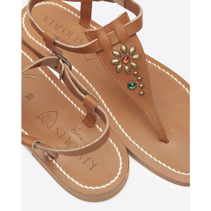 Sandales Coriolan K.Jacques x HTC en cuir noir, ornées de clous métalliques argentés et de pierres colorées formant une fleur, fabrication artisanale française. Détail de la sandale customisée.