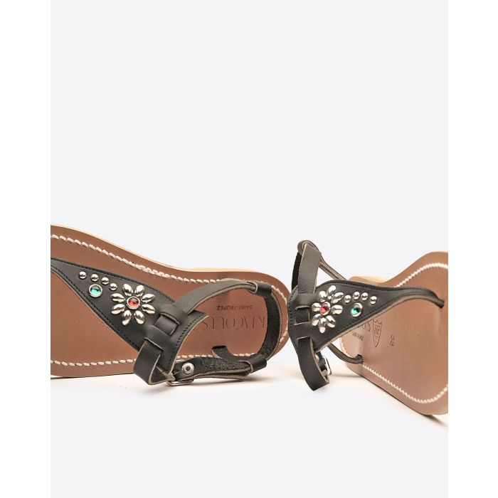 Sandales Coriolan K.Jacques x HTC en cuir noir, ornées de clous métalliques argentés et de pierres colorées formant une fleur, fabrication artisanale française. Détail de la customisation.