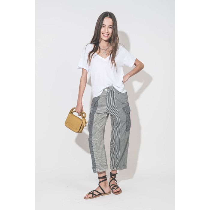 Sandales plates en cuir noir Zenobie K.Jacques Saint-Tropez. Portées avec un tee-shirt col V blanc The Great, un pantalon Cargo à rayures R13 denim et un sac en cuir jaune Mimosa Pepito S Jérôme Dreyfuss. Collier en argent Maria Black et Pascale Monvoisin