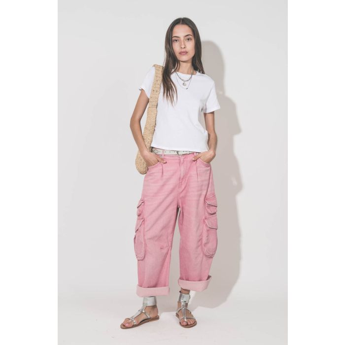 Sandales plates bracelet de cheville en cuir argent Caravelle K.Jacques St-Tropez. Portées avec un tee-shirt blanc Little The Great, un jean Cargo rose R13, une ceinture en cuir blanc Liliana Isabel Marant, un panier en raphia naturel et des colliers Mari