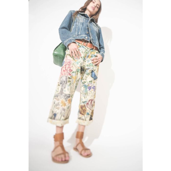 Sandales en cuir naturel large bracelet de cheville Caravelle pul naturel K.Jacques St-Tropez. Portées avec un blouson en jean Golden Goose, un jean X-Boyfriend à fleurs R13 et une ceinture Dara cognac Isabel Marant. Sac Lulu M en cuir gazon Jérôme Dreyfu