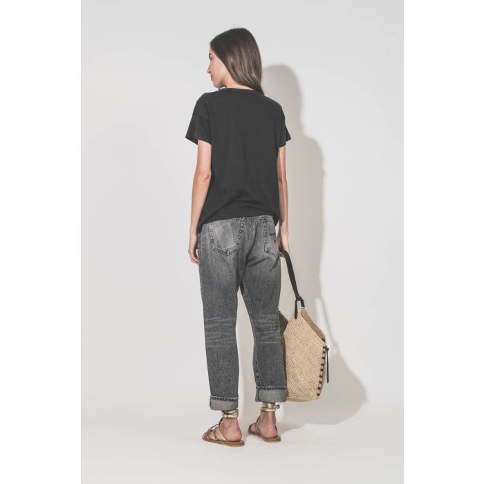 Sandales plates en cuir naturel, léopard et platine Zenobie K.Jacques Saint-Tropez. Porté de dos avec un tee-shirt noir manches courtes Boxy Crew The Great et un jean Crossover Leyton black R13 Denim. Ceinture en cuir noir Dara Isabel Marant et panier en 