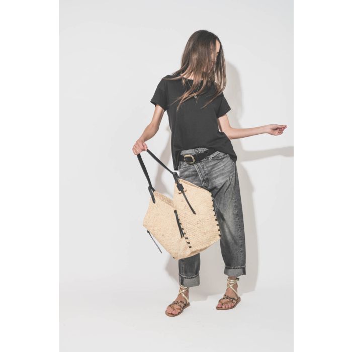 Sandales plates en cuir naturel, léopard et platine Zenobie K.Jacques Saint-Tropez. Porté de face avec un tee-shirt noir manches courtes Boxy Crew The Great et un jean Crossover Leyton black R13 Denim. Ceinture en cuir noir Dara Isabel Marant et panier en