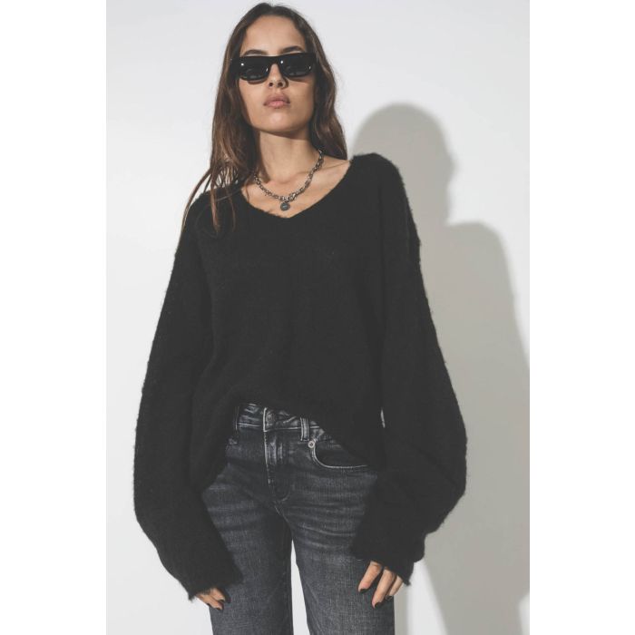 Lunettes de soleil noir Otis Anine Bing. Porté avec un pull en mohair noir.