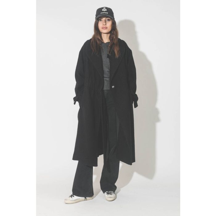 Manteau souple en laine noir Maison Flaneur. Porté de face ouvert.