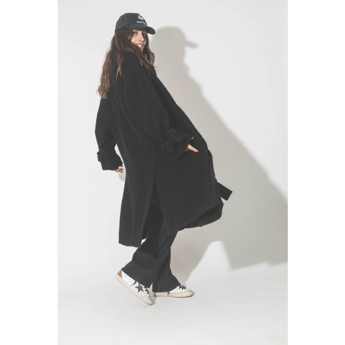 Manteau souple en laine noir Maison Flaneur. Porté avec des baskets.