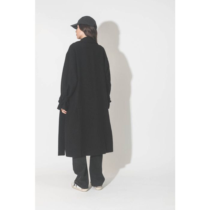 Manteau souple en laine noir Maison Flaneur. Porté de dos.