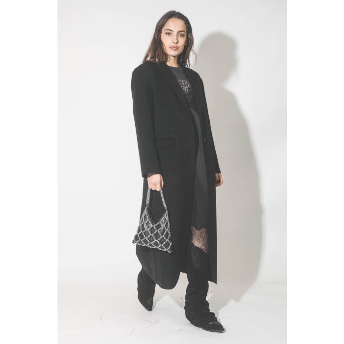 Manteau long en cachemire noir Quinn Anine Bing. Porté avec un mini-sac en cuir noir et chaine argent.