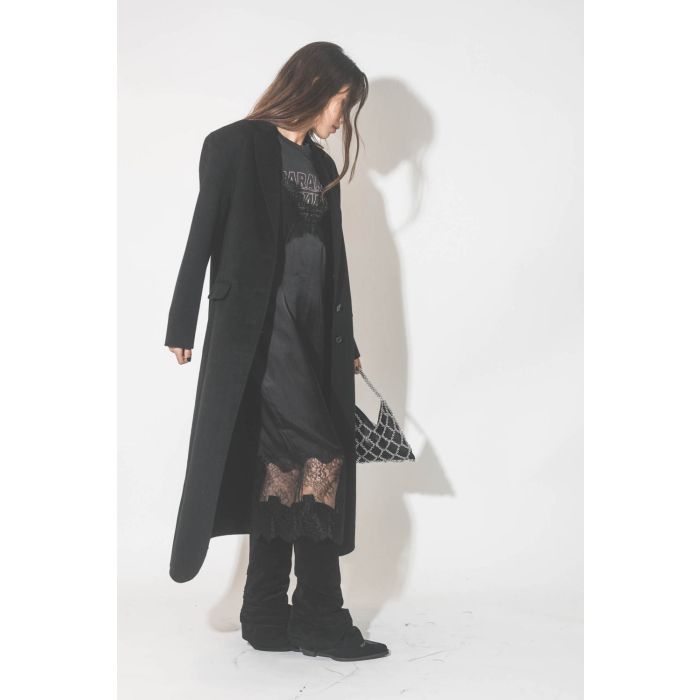 Manteau long en cachemire noir Quinn Anine Bing. Porté ouvert.