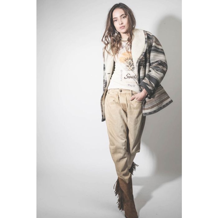 Manteau col châle fausse fourrure en laine motifs graphiques beige et écru Dorcas Marant Etoile.  Porté avec un jean Crossover beige.