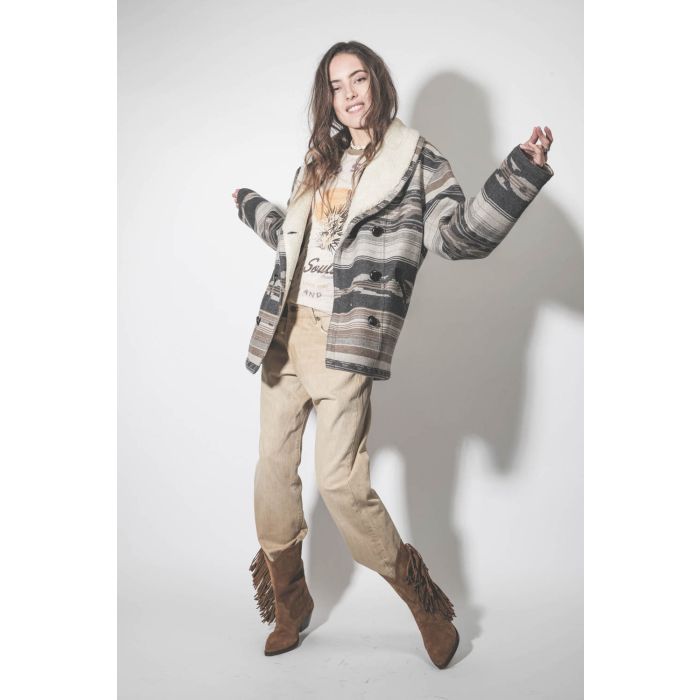 Manteau col châle fausse fourrure en laine motifs graphiques beige et écru Dorcas Marant Etoile.  Porté avec des boots à franges.