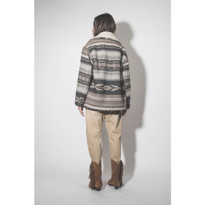 Manteau col châle fausse fourrure en laine motifs graphiques beige et écru Dorcas Marant Etoile. Porté de dos.