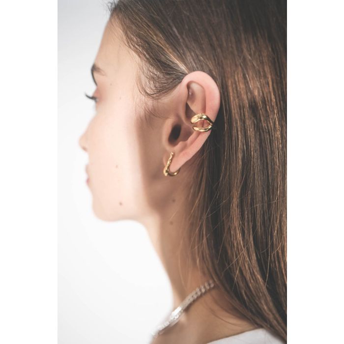 Ear cuff plaqué or River Maria Black. Porté avec une boucle d'oreille créole Warschauer plaqué or Maria black.