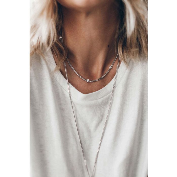 Collier ras du cou chaine en argent avec petits coeurs Tiny Mikuta. Porté de face. 