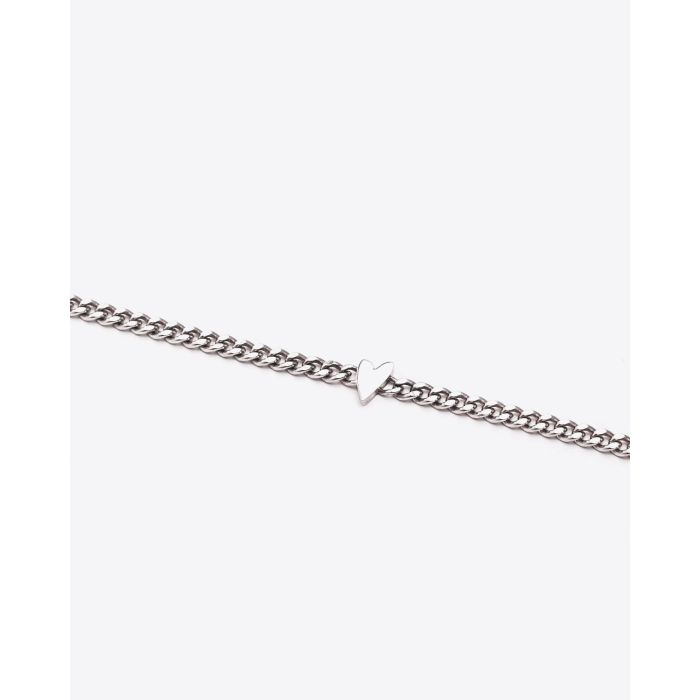 Collier ras du cou chaine en argent avec petits coeurs Tiny Mikuta. Détail du petit coeur.