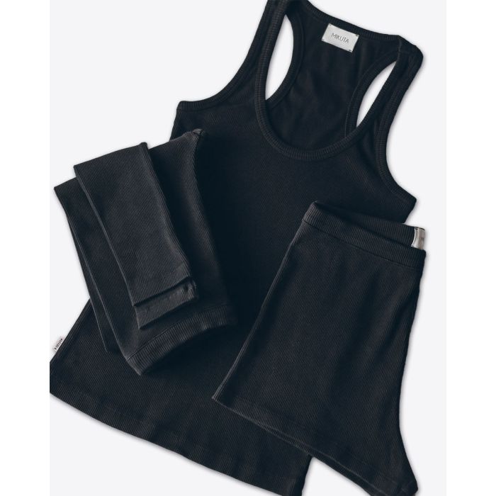 Débardeur emmanchures américaine près du corps en coton côtelé noir Mikuta. Leggings et short coordonnés Mikuta.