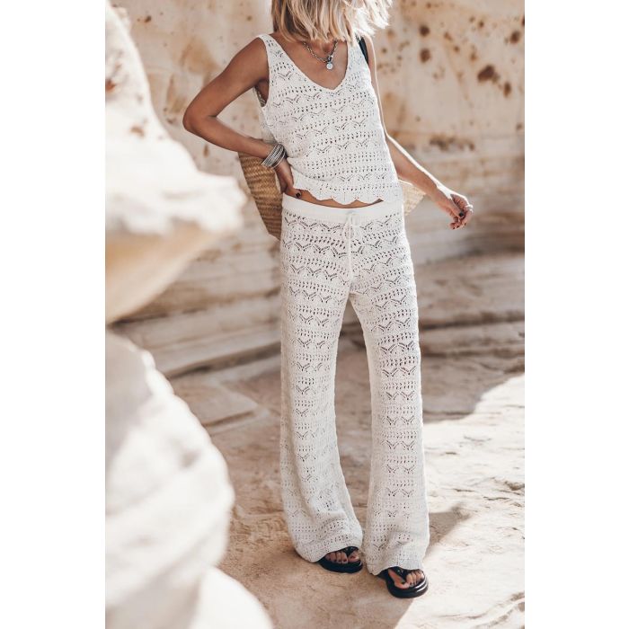 Débardeur en crochet écru en lin et coton Mikuta. Porté de face avec un pantalon en crochet assorti. 