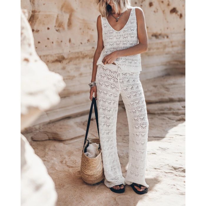 Débardeur en crochet écru en lin et coton Mikuta. Porté de face avec un pantalon en crochet écru assorti.